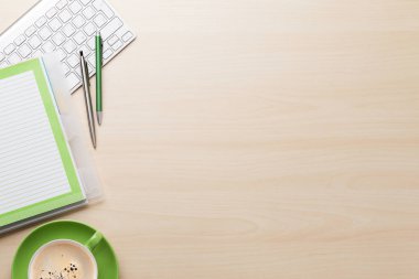 Ahşap Ofis Masası bilgisayar ve sarf malzemeleri. Masa üstü. Metin alanı olan Üstten Görünüm