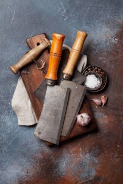 Vintage mutfak gereçleri ve baharat kesme tahtası üzerinde. Pişirme kavramı. Üstten Görünüm