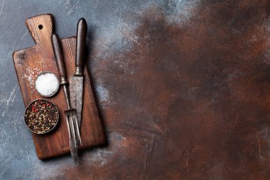 Vintage mutfak gereçleri ve baharat kesme tahtası üzerinde. Pişirme kavramı. Metin alanı olan Üstten Görünüm