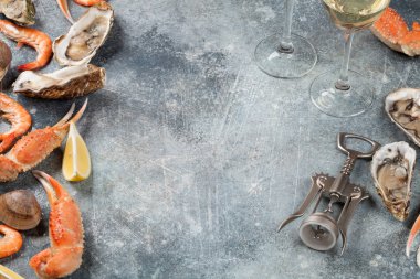 Deniz ürünleri. İstiridye, ıstakoz, istiridye ve beyaz şarap. Metin alanı olan taş masaya