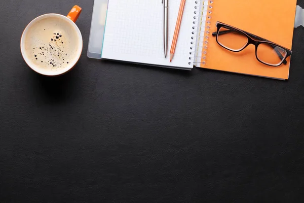 Bureau Met Koffie Kladblok Leveringen Bovenaanzicht Met Ruimte Voor Tekst — Stockfoto