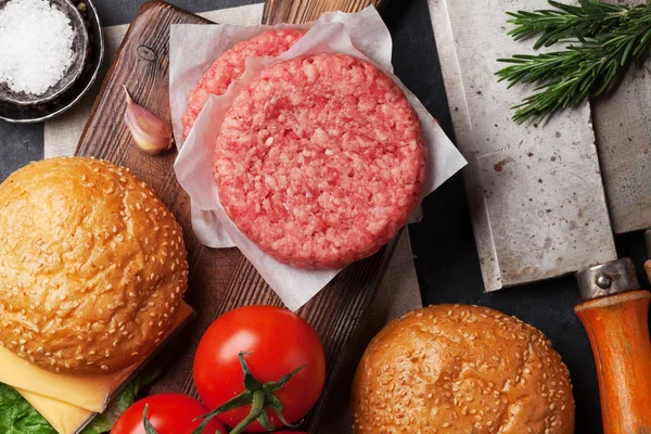 Вкусные Гамбургеры Домашнего Приготовления Говядиной Помидорами Сыром Огурцом Салатом Вид — стоковое фото
