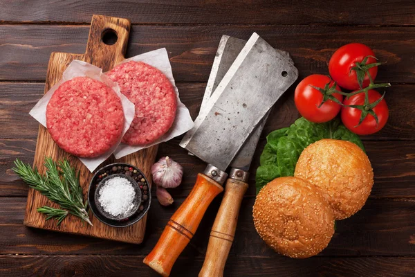 Вкусные Гамбургеры Домашнего Приготовления Говядиной Помидорами Сыром Огурцом Салатом Вид — стоковое фото