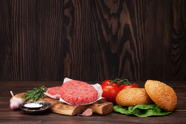 Tasty Gegrilde Zelfgemaakte Hamburgers Koken Met Rundvlees Tomaat Kaas Komkommer — Stockfoto