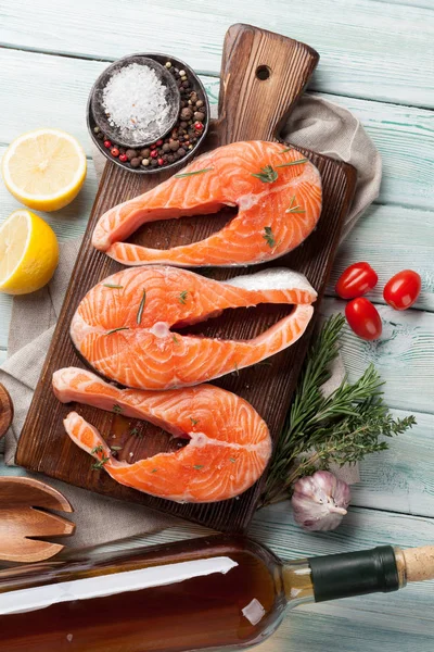 生鲑鱼鱼片与香料烹饪在切割板 顶部视图 — 图库照片