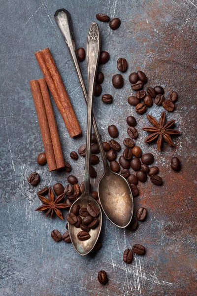 Von Oben Auf Kaffeebohnen Und Gewürze — Stockfoto