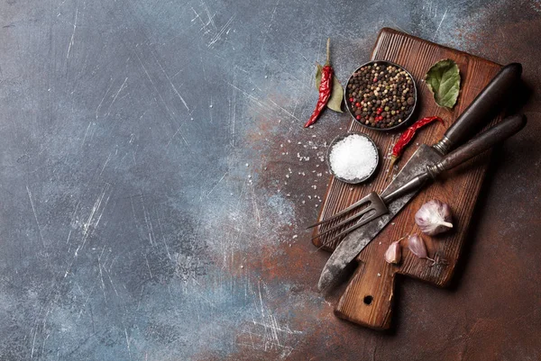Peralatan Dapur Antik Dan Rempah Rempah Atas Papan Potong Konsep — Stok Foto