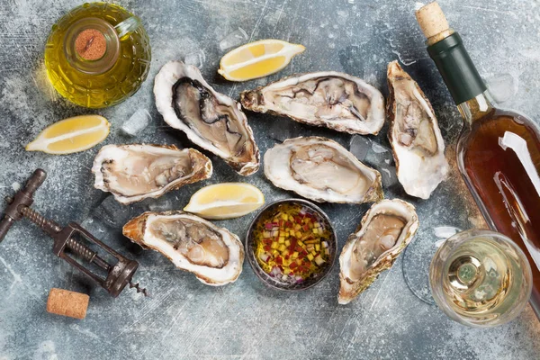 Färska Ostron Och Vitt Vin Stenbord Ovanifrån — Stockfoto