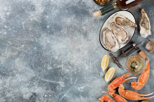 海鲜和白酒 牡蛎龙虾蛤蜊在石桌上的文字空间 — 图库照片