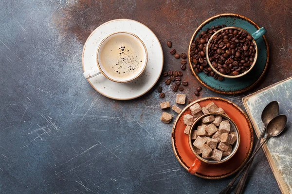 咖啡杯 豆子和红糖 具有文本空间的顶部视图 — 图库照片