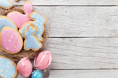 Ahşap tablo Easter gingerbread çerezleri. Yumurta ve tavşan. Selam yeri olan Üstten Görünüm