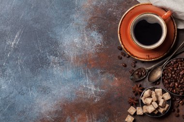 Kahve fincanı, fasulye ve şeker. Metin alanı olan Üstten Görünüm