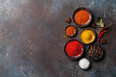 Renkli baharat taş masada. Üstten Görünüm ile tarifi için yer