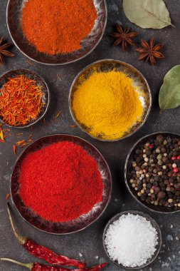 Renkli baharat taş masada. Üstten Görünüm