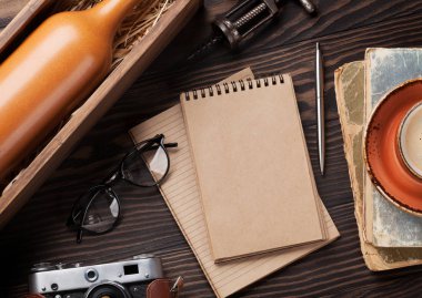 Retro vintage öğeler tablo. Kamera, kitaplar, not defteri, şarap şişesi ve tirbuşon, kahve fincanı. Metin alanı olan Üstten Görünüm