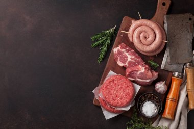 Çiğ et, pirzola, pastırma ve sosis. Üstten Görünüm ile tarifi için yer