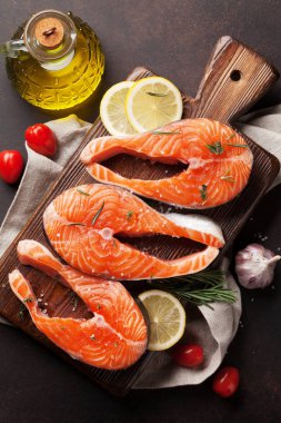 Çiğ somon balık fileto kesme tahtası üzerinde yemek baharatlar ile. Üstten Görünüm