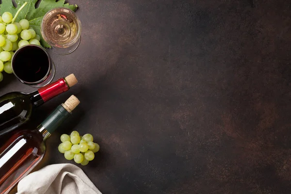 ワインのボトルと石のテーブルの上のブドウ テキストのスペースのトップ ビュー — ストック写真