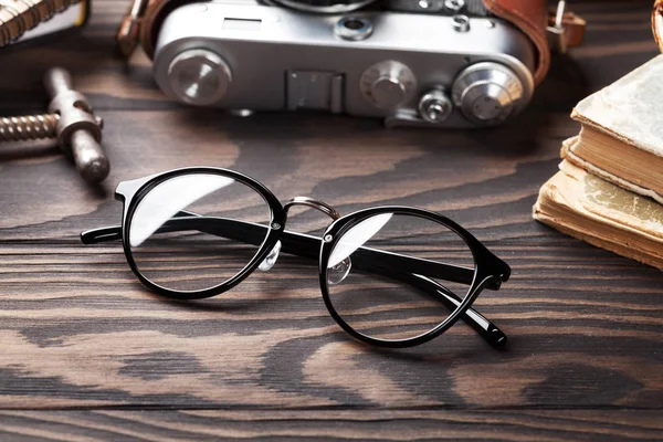 Mesa Retrô Com Itens Vintage Livros Antigos Óculos Câmera Saca — Fotografia de Stock