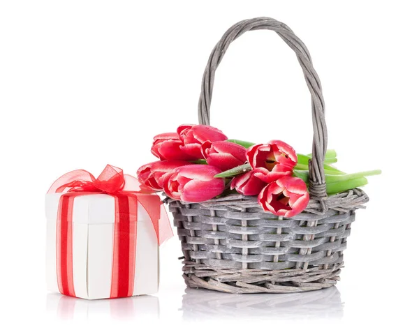 Beyaz arka plan üzerinde izole kırmızı lale buketi ve hediye kutusu. Paskalya tebrik kartı. 