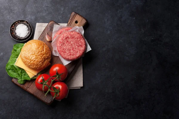 Вкусные Домашние Гамбургеры Гриле Говядиной Помидорами Сыром Огурцом Салатом Вид — стоковое фото