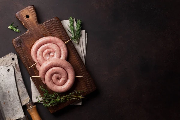 Çiğ sosis ahşap kesme tahtası üzerinde yemek. Metin alanı olan Üstten Görünüm