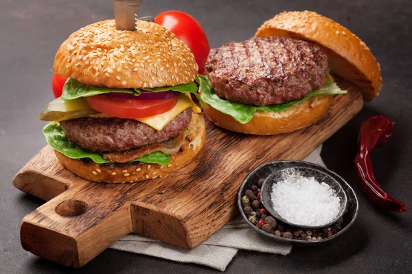 Tasty Grilled Homemade Burgers Beef Tomato Cheese Cucumber Lettuce — Stock Photo, Image