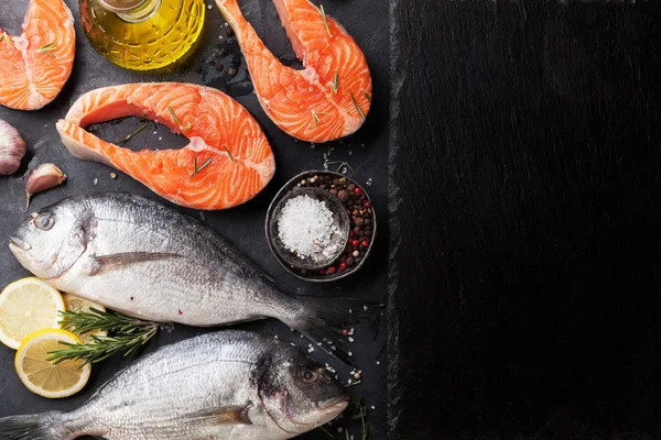 Rohes Lachsfilet Und Dorado Mit Gewürzen Auf Schneidebrett Garen Ansicht — Stockfoto