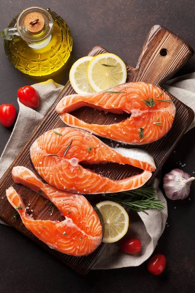 Çiğ somon balık fileto kesme tahtası üzerinde yemek baharatlar ile. Üstten Görünüm