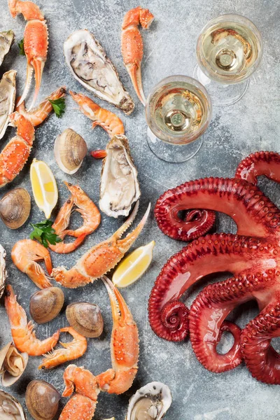 Deniz ürünleri ve şarap. Ahtapot, istiridye, ıstakoz, karides, istiridye yemek. Üstten Görünüm 