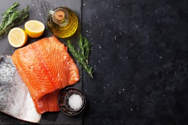 Çiğ somon balık fileto kesme tahtası üzerinde yemek baharatlar ile. Metin alanı olan Üstten Görünüm