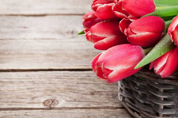 Bouquet Tulipes Rouges Sur Fond Bois Avec Espace Copie — Photo