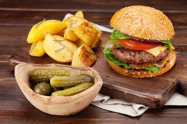 Lekkere Gegrilde Zelfgemaakte Hamburger Koken Met Rundvlees Tomaat Kaas Komkommer — Stockfoto