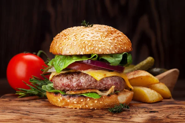 Tasty Grilled Homemade Burger Beef Tomato Cheese Cucumber Lettuce — Stock Photo, Image