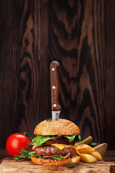 Ízletes Sült Házi Burger Főzés Marha Paradicsom Sajt Uborka Saláta — Stock Fotó