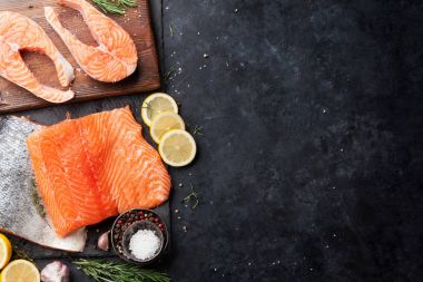 Çiğ somon ile kesme tahtası üzerinde yemek baharat biftek balık. Metin alanı olan Üstten Görünüm