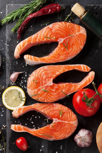 生鲑鱼鱼片与香料烹饪在切割板 顶部视图 — 图库照片