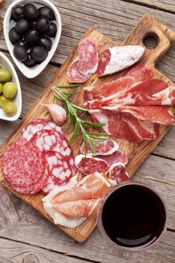 Et meze tabağı ve ahşap masa üzerinde kırmızı şarap. Üstten Görünüm