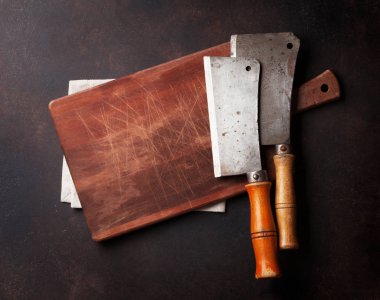 Kasap. Vintage et bıçakları ve kesme tahtası taş kartı. Metin alanı olan Üstten Görünüm