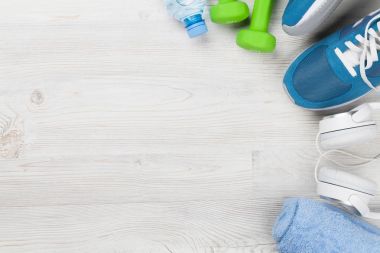 Spor ayakkabı, halter, su şişesi ve havlu ile fitness kavramı arka plan. Metin alanı olan Üstten Görünüm