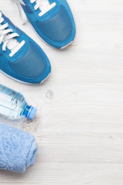 Spor ayakkabı su şişesi ve havlu ile fitness kavramı arka plan. Metin alanı olan Üstten Görünüm