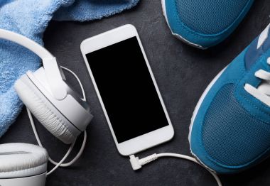 Spor ayakkabı, smartphone, havlu ve kulaklık ile fitness kavramı. Kopya alanı ile Üstten Görünüm