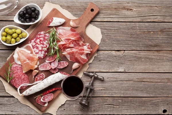 Piatto Antipasto Carne Vino Rosso Sul Tavolo Legno Vista Dall — Foto Stock