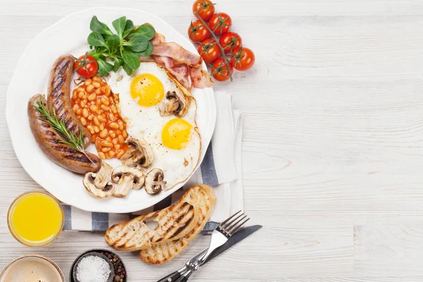 Colazione Inglese Uova Fritte Salsicce Pancetta Fagioli Toast Pomodori Succo — Foto Stock