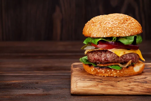 Chutné Grilované Domácí Hamburger Hovězí Rajčata Sýr Okurka Hlávkový Salát — Stock fotografie