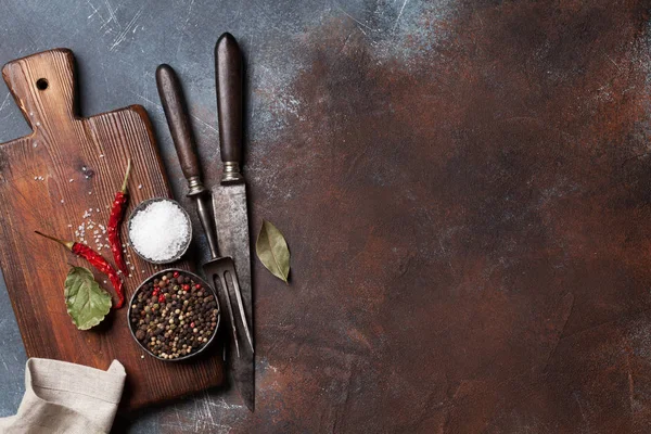 Peralatan Dapur Antik Dan Rempah Rempah Atas Papan Potong Konsep — Stok Foto