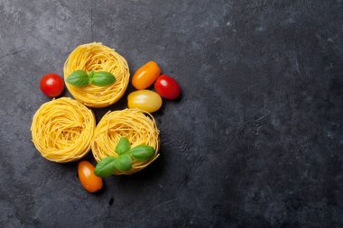 Makarna masa pişirme taş üzerine iç içe. Üstten Görünüm ile tarifi için yer