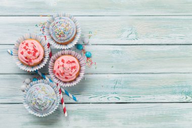 Tatlı kek renkli dekor ve şekerler. Selam yeri olan Üstten Görünüm