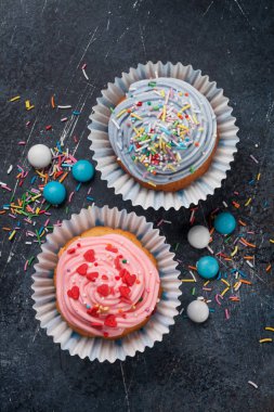 Tatlı kek renkli dekor ve şekerler. Top vie