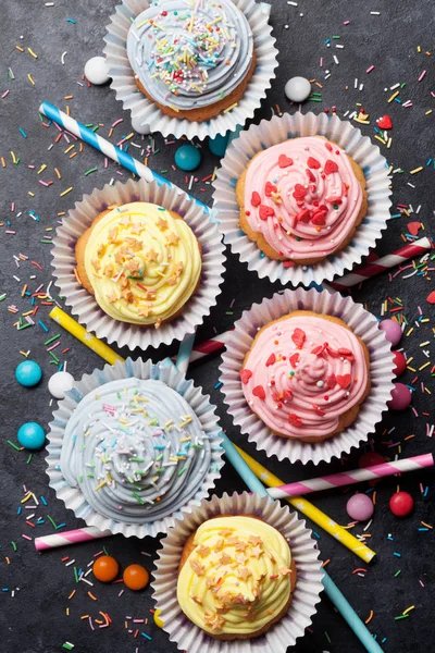 Zoete Cupcakes Met Kleurrijke Decor Snoepjes Bovenaanzicht — Stockfoto